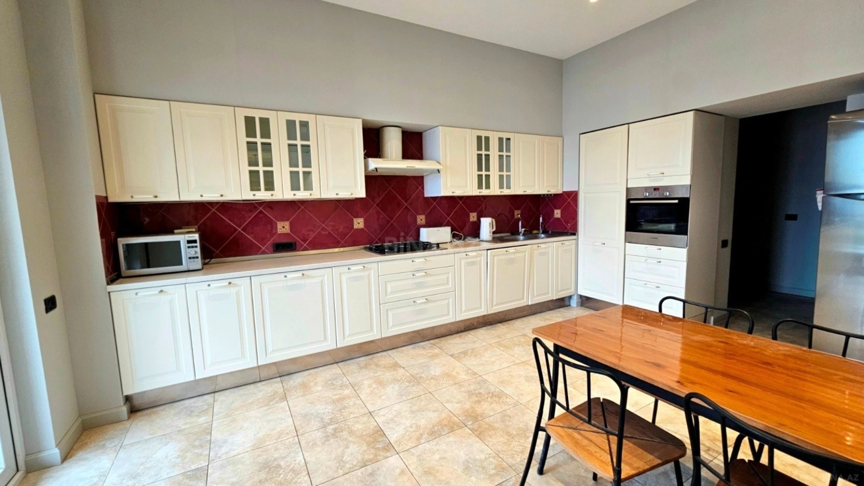 Satılır 5 otaqlı mənzil 234 m²