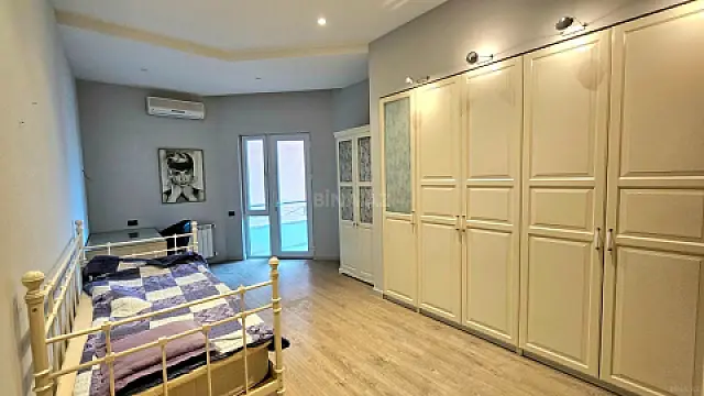 Satılır 5 otaqlı mənzil 234 m²