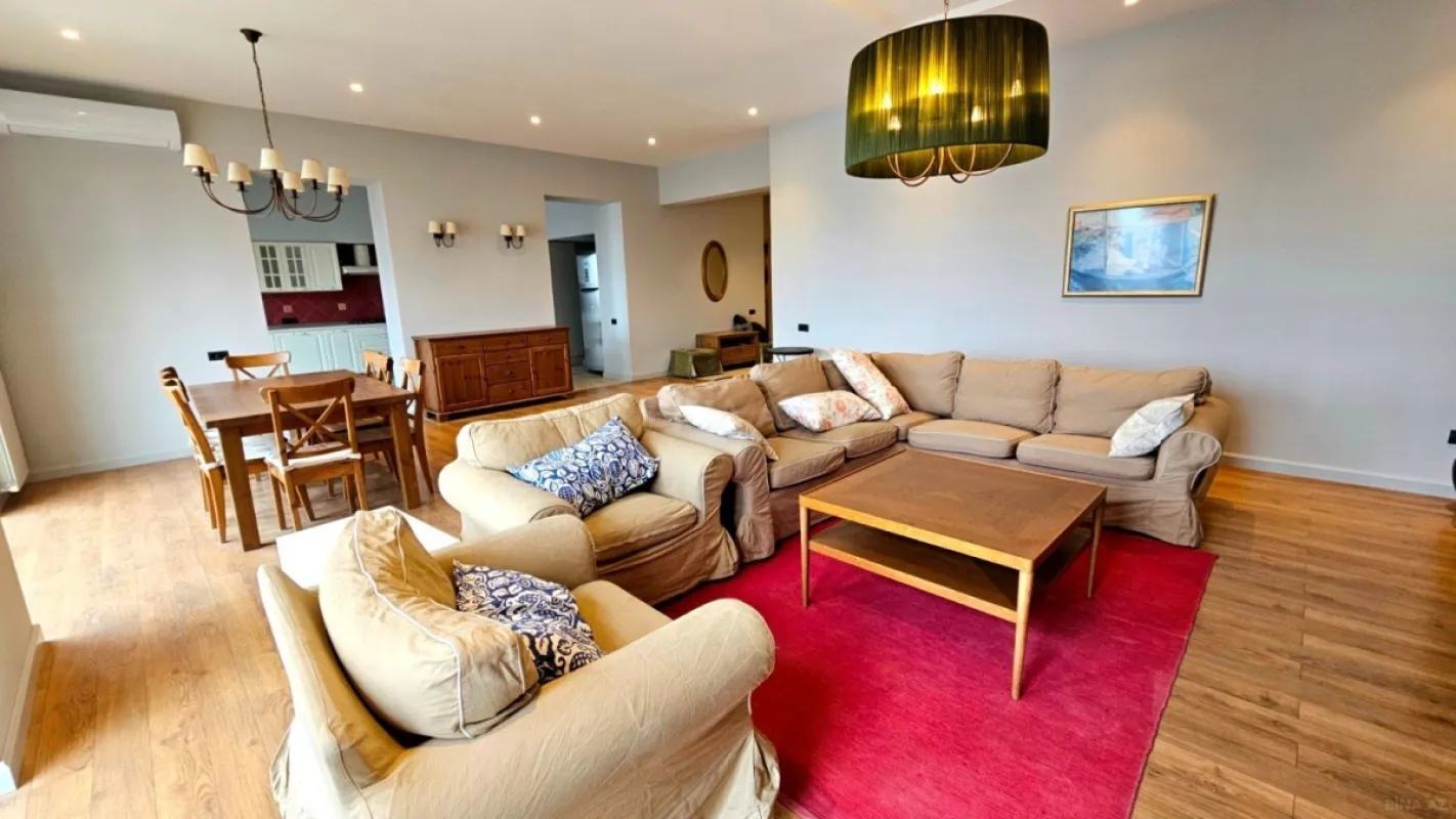 Satılır 5 otaqlı mənzil 234 m²