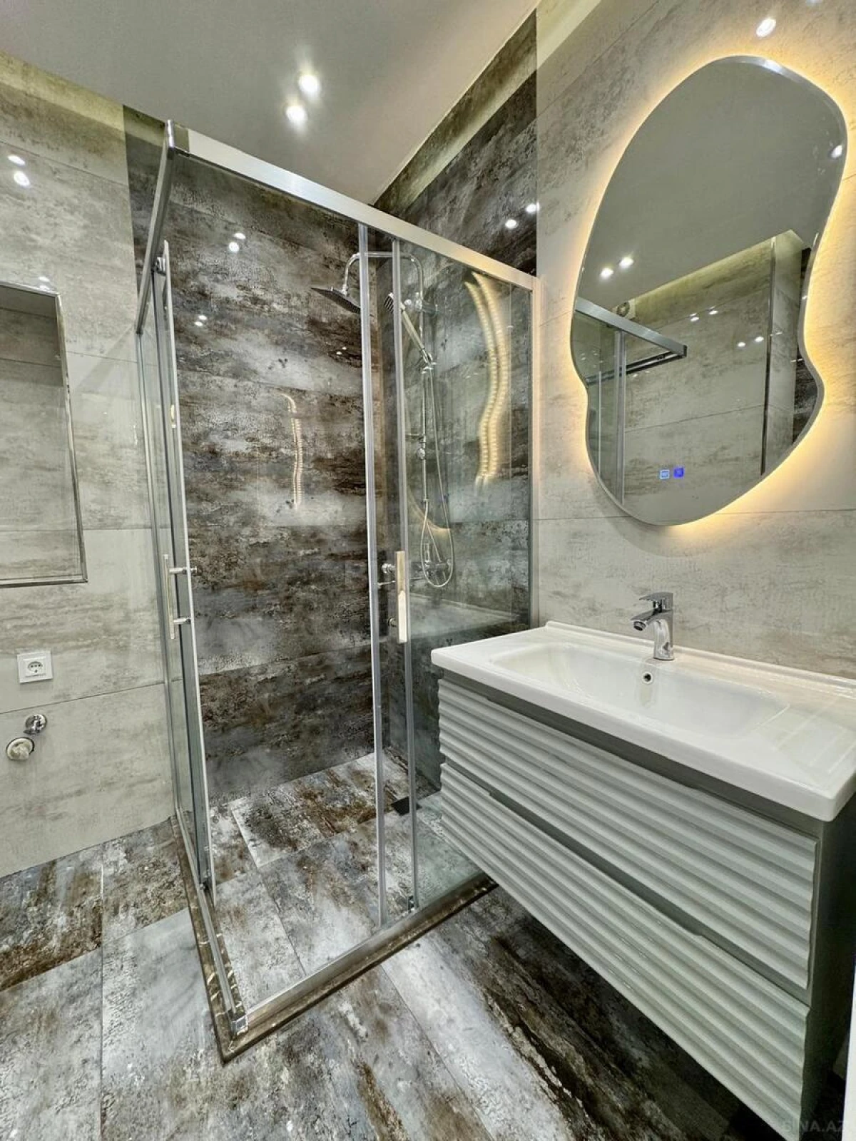 Satılır 3 otaqlı mənzil 107 m²