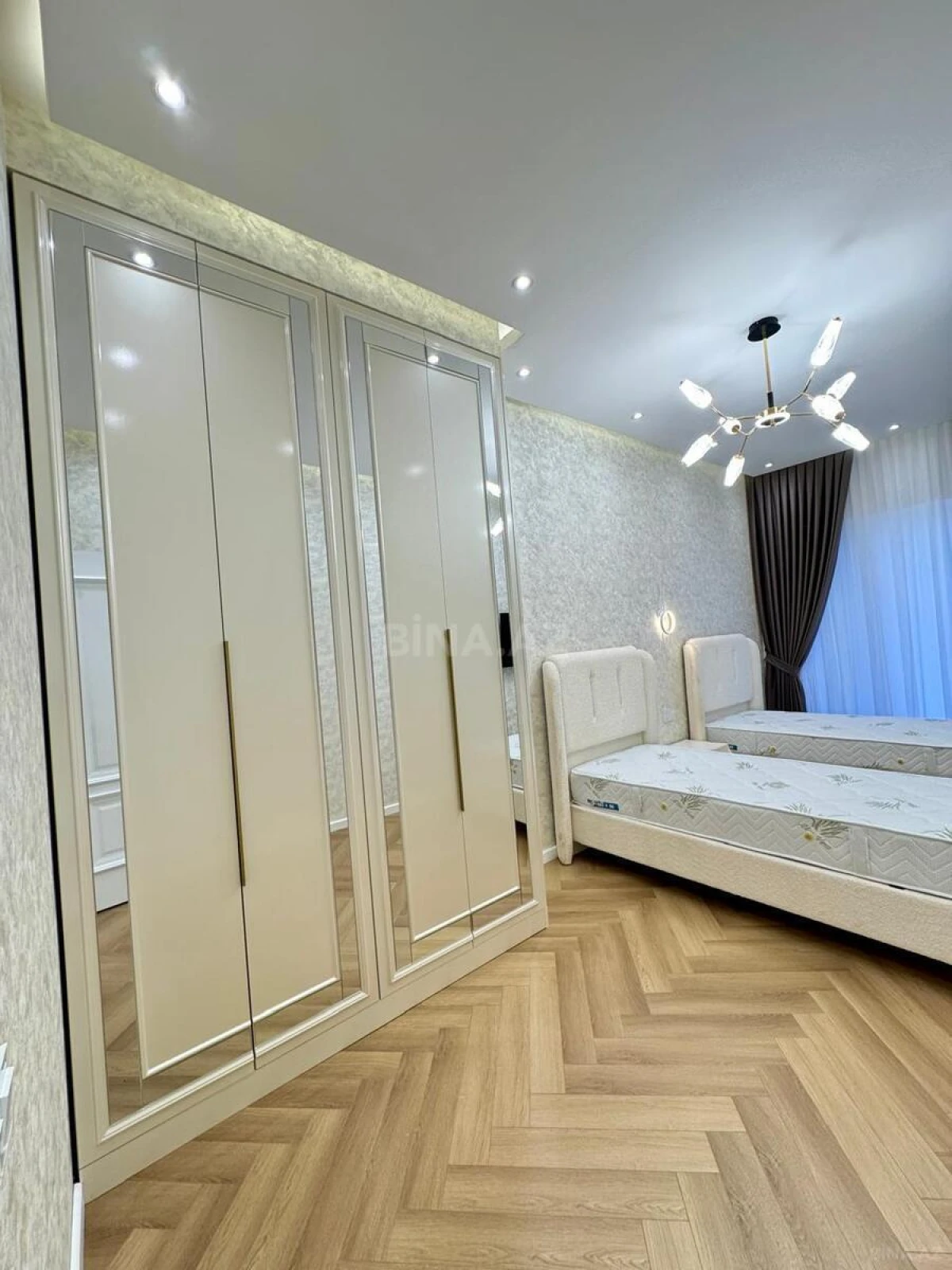 Satılır 3 otaqlı mənzil 107 m²