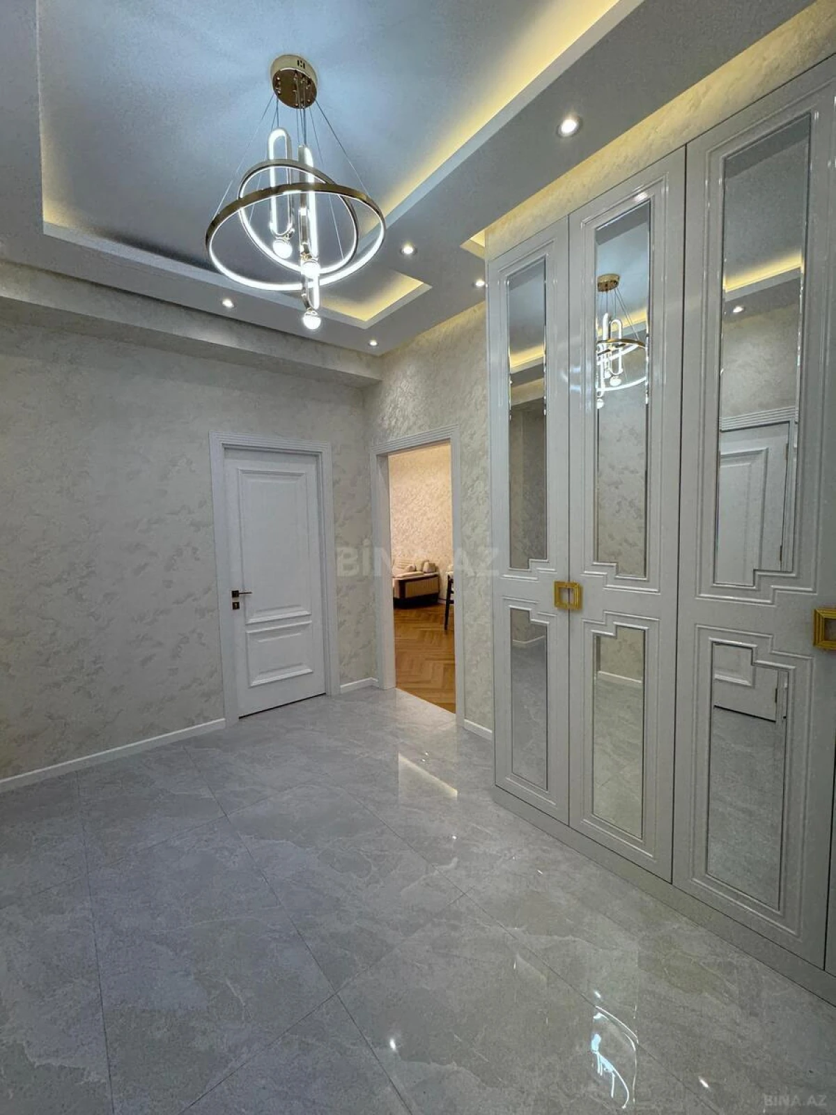 Satılır 3 otaqlı mənzil 107 m²