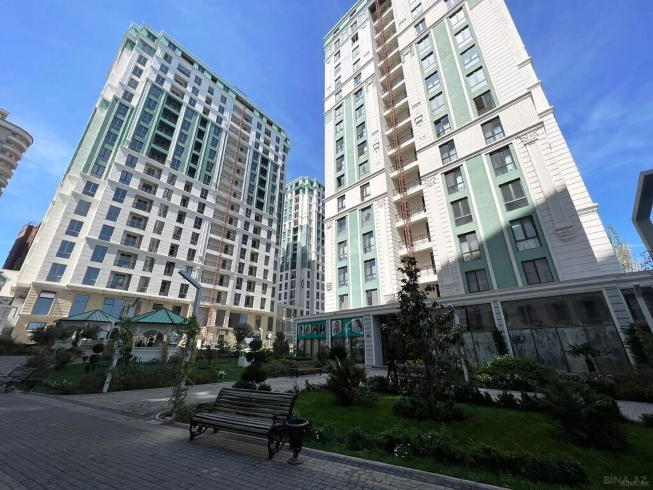 Satılır 3 otaqlı mənzil 142 m²