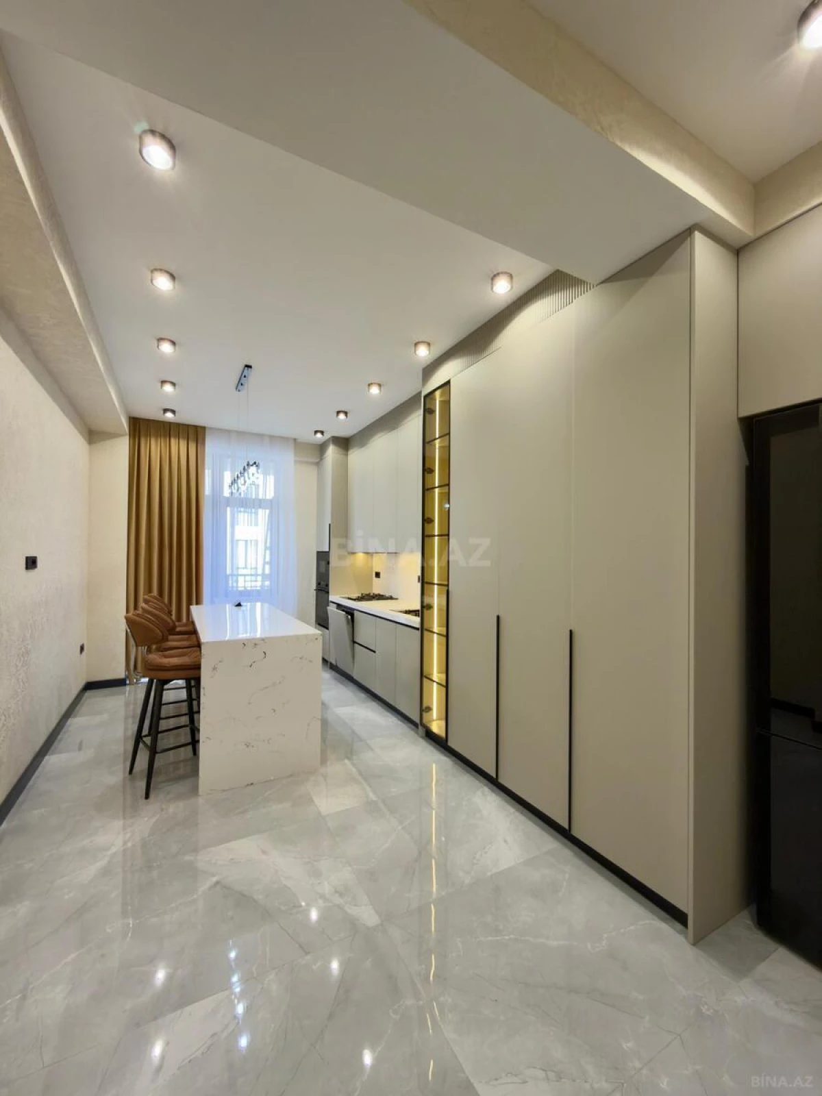 Satılır 3 otaqlı mənzil 142 m²
