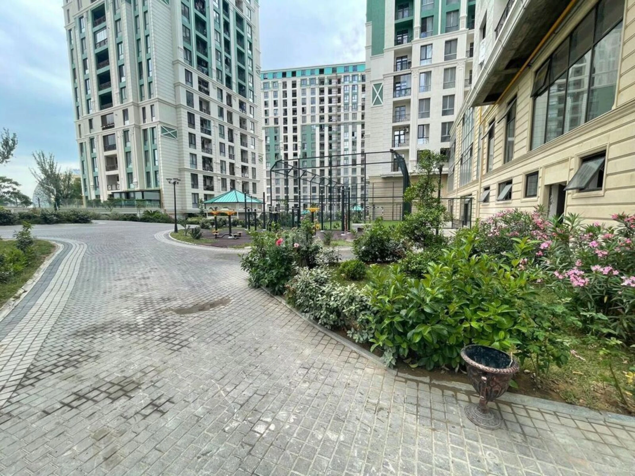 Satılır 3 otaqlı mənzil 142 m²
