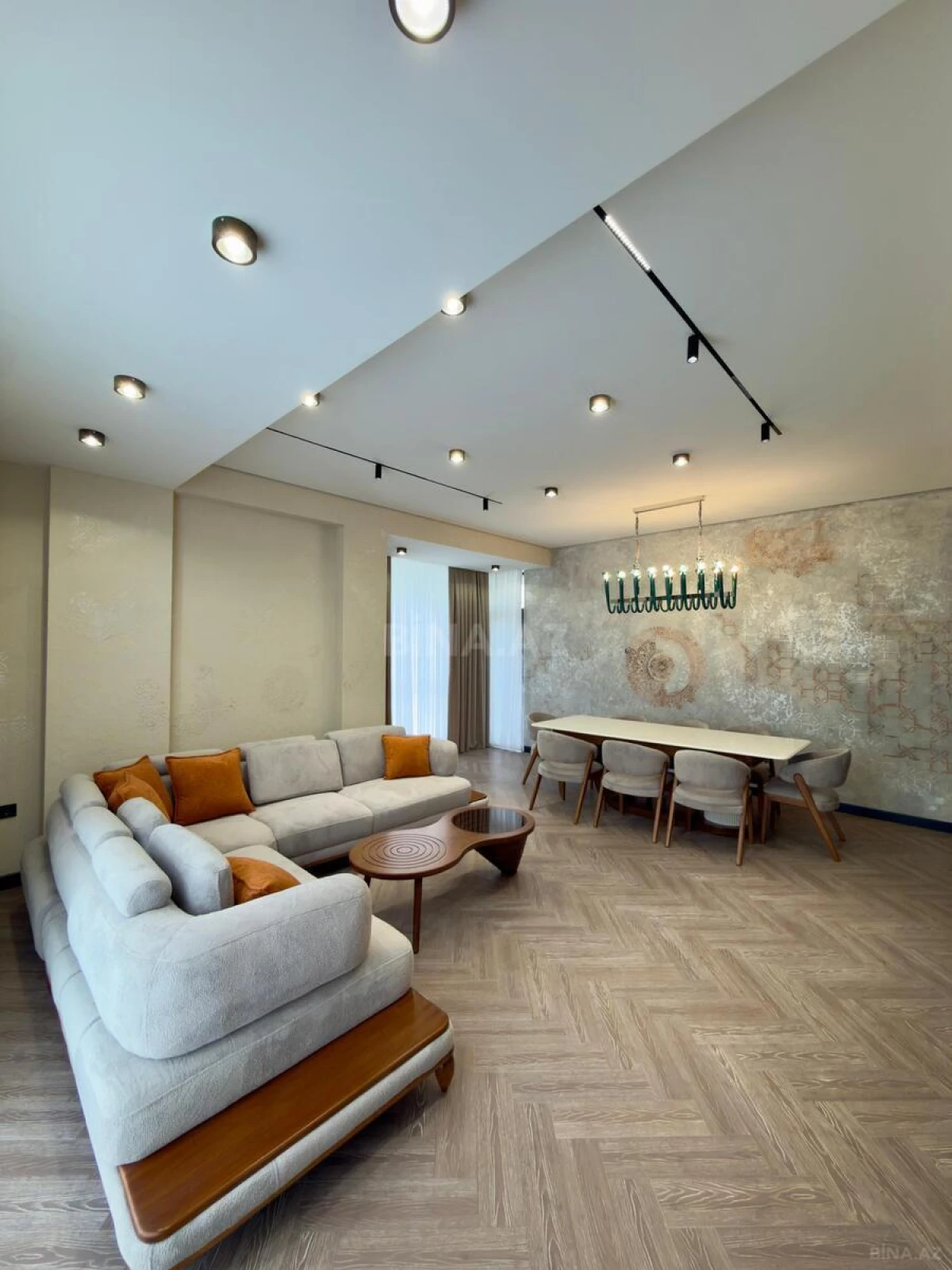 Satılır 3 otaqlı mənzil 142 m²