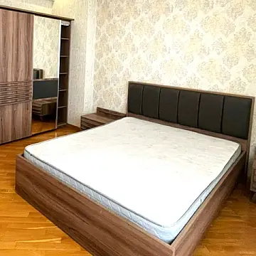 Kirayə verilir 4 otaqlı mənzil 200 m²