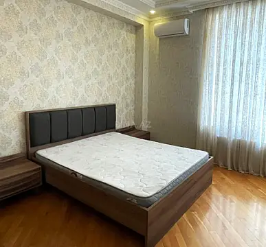 Kirayə verilir 4 otaqlı mənzil 200 m²