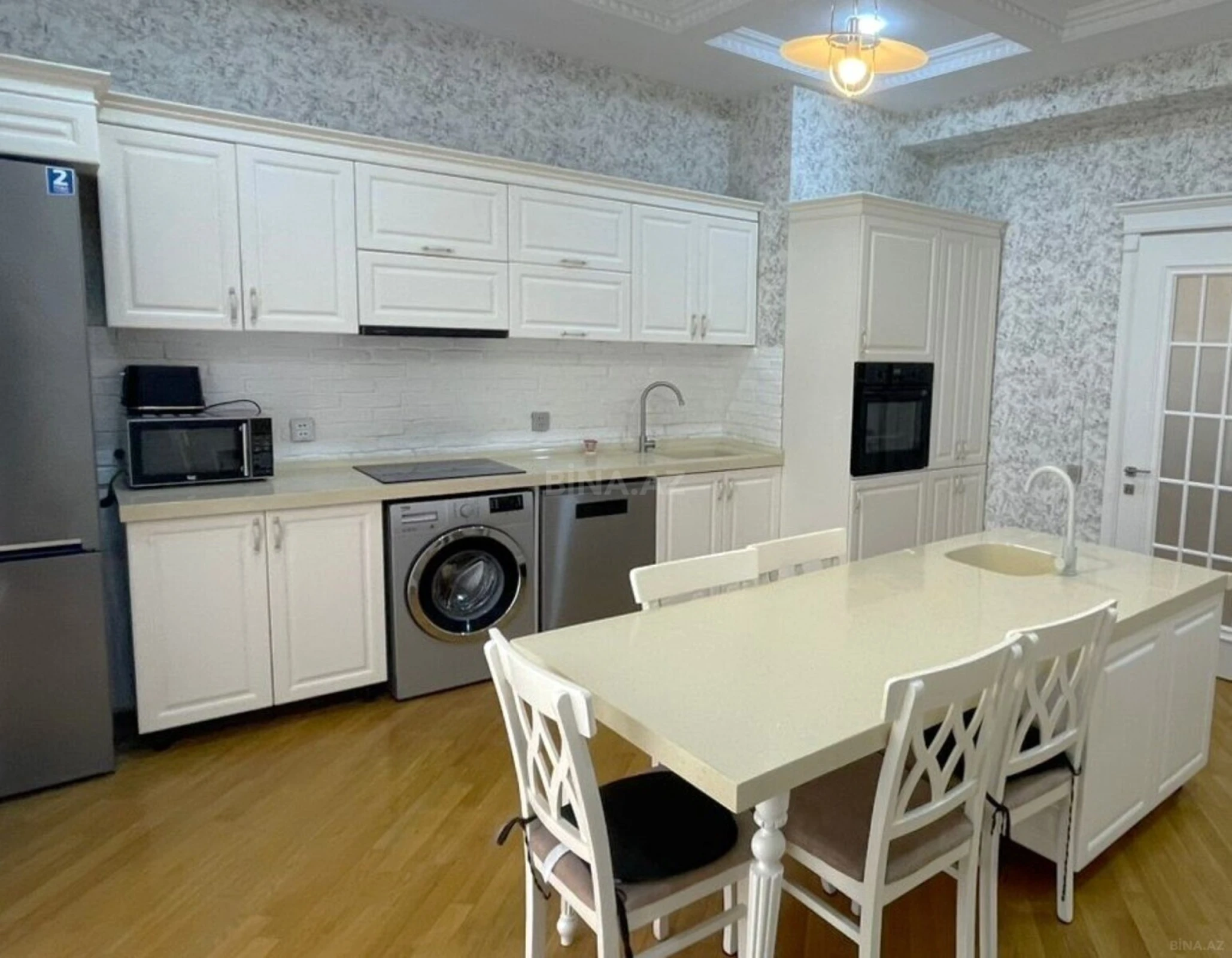 Kirayə verilir 4 otaqlı mənzil 200 m²