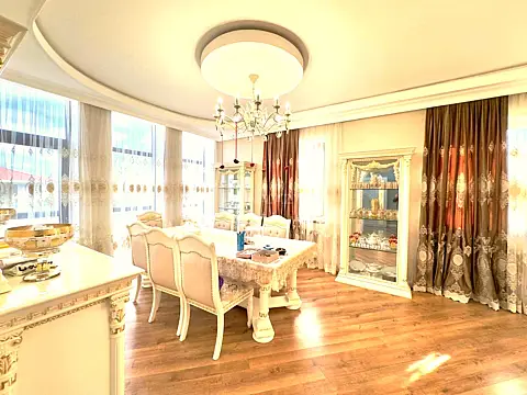 Satılır 5 otaqlı həyət evi 365 m²