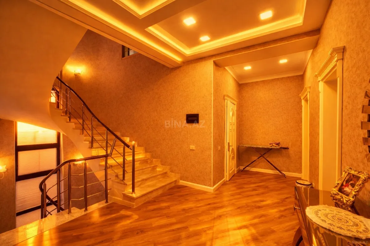Satılır 5 otaqlı həyət evi 365 m²