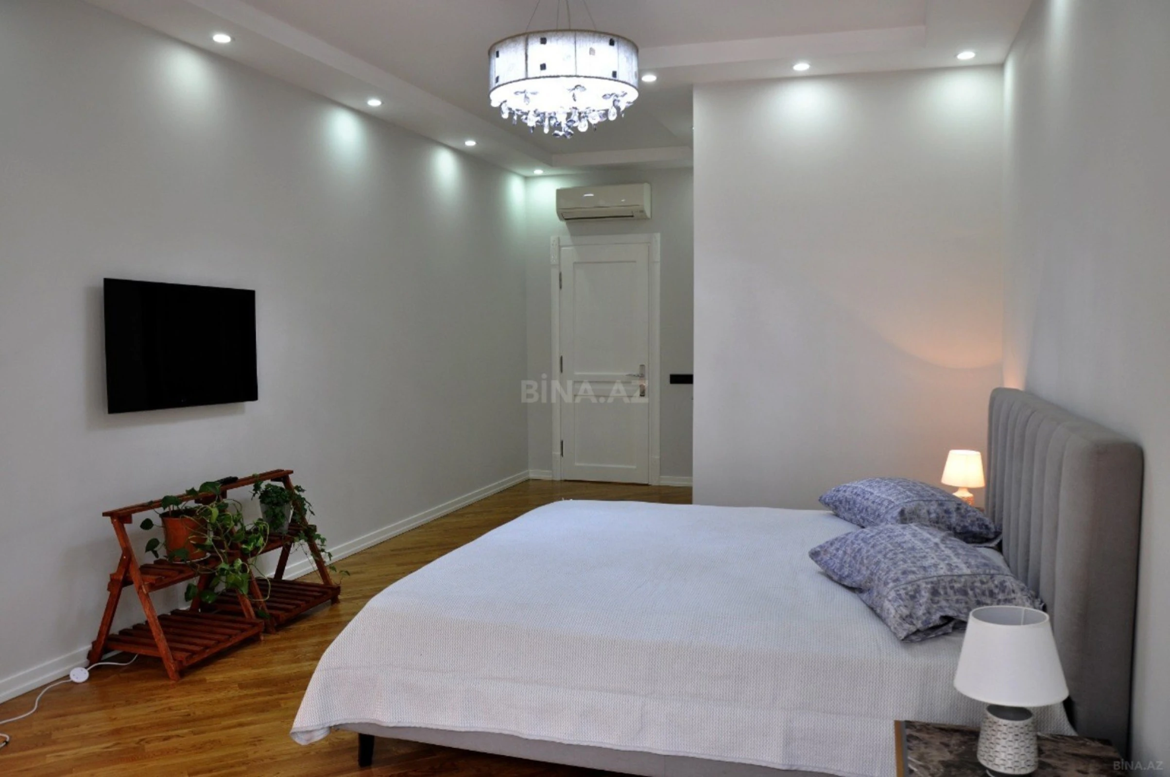 Satılır 3 otaqlı mənzil 141 m²