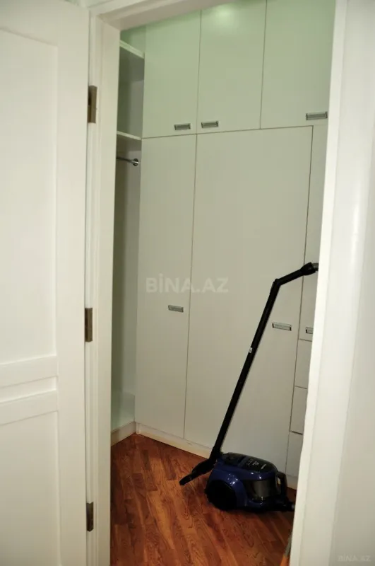 Satılır 3 otaqlı mənzil 141 m²