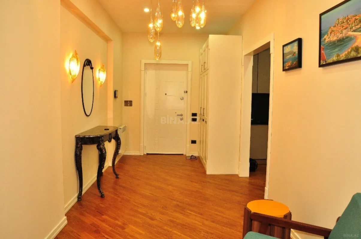 Satılır 3 otaqlı mənzil 141 m²