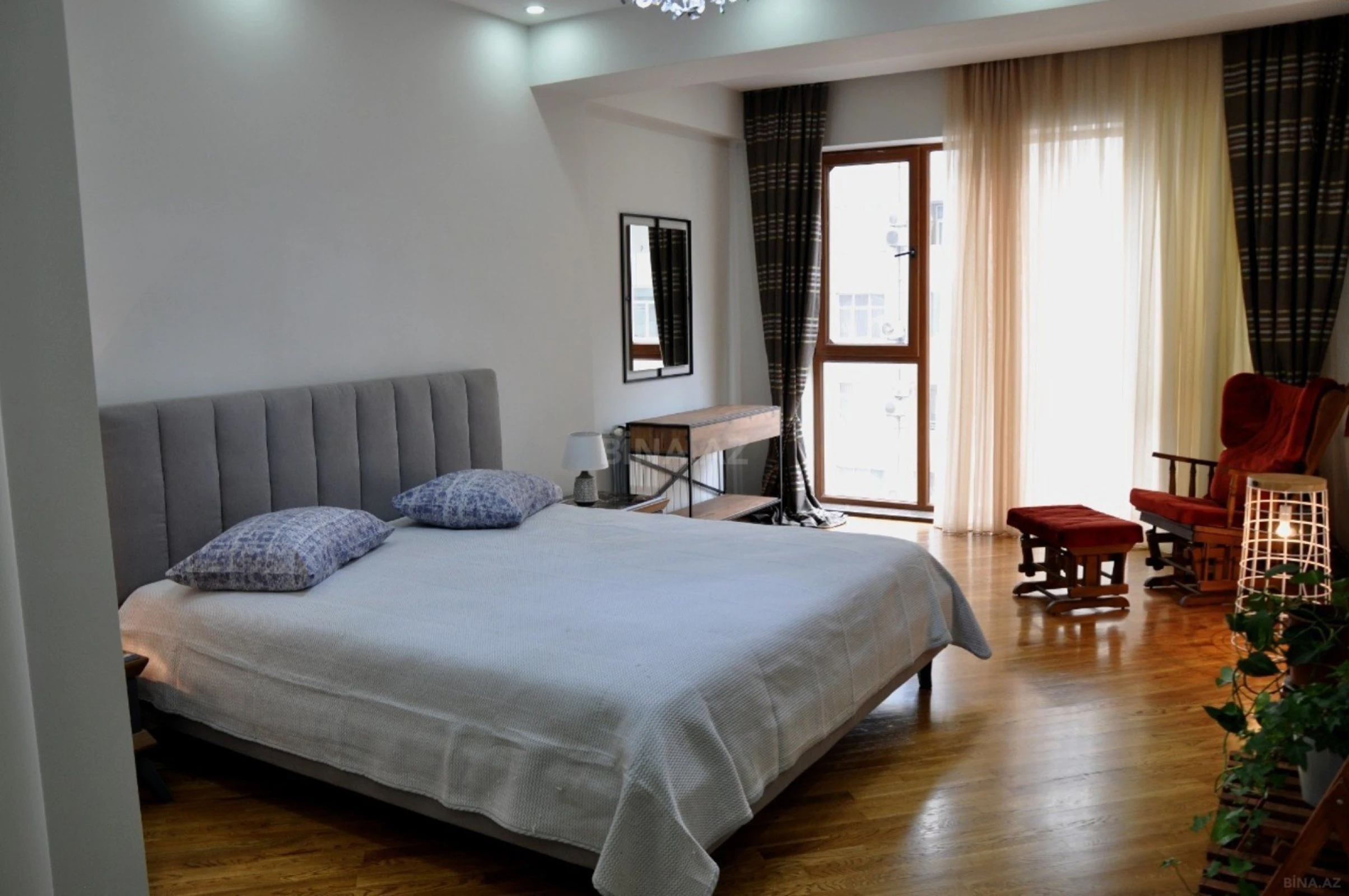 Satılır 3 otaqlı mənzil 141 m²