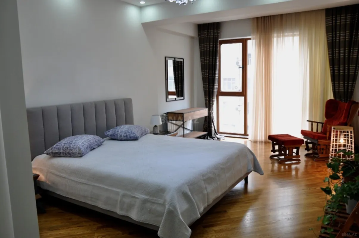 Satılır 3 otaqlı mənzil 141 m²