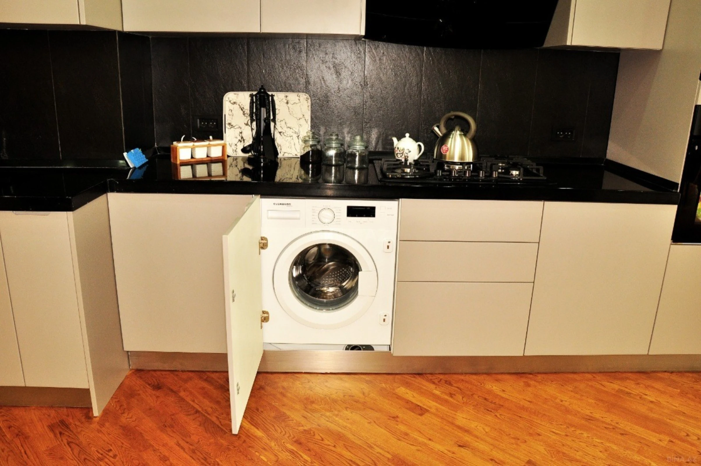 Satılır 3 otaqlı mənzil 141 m²