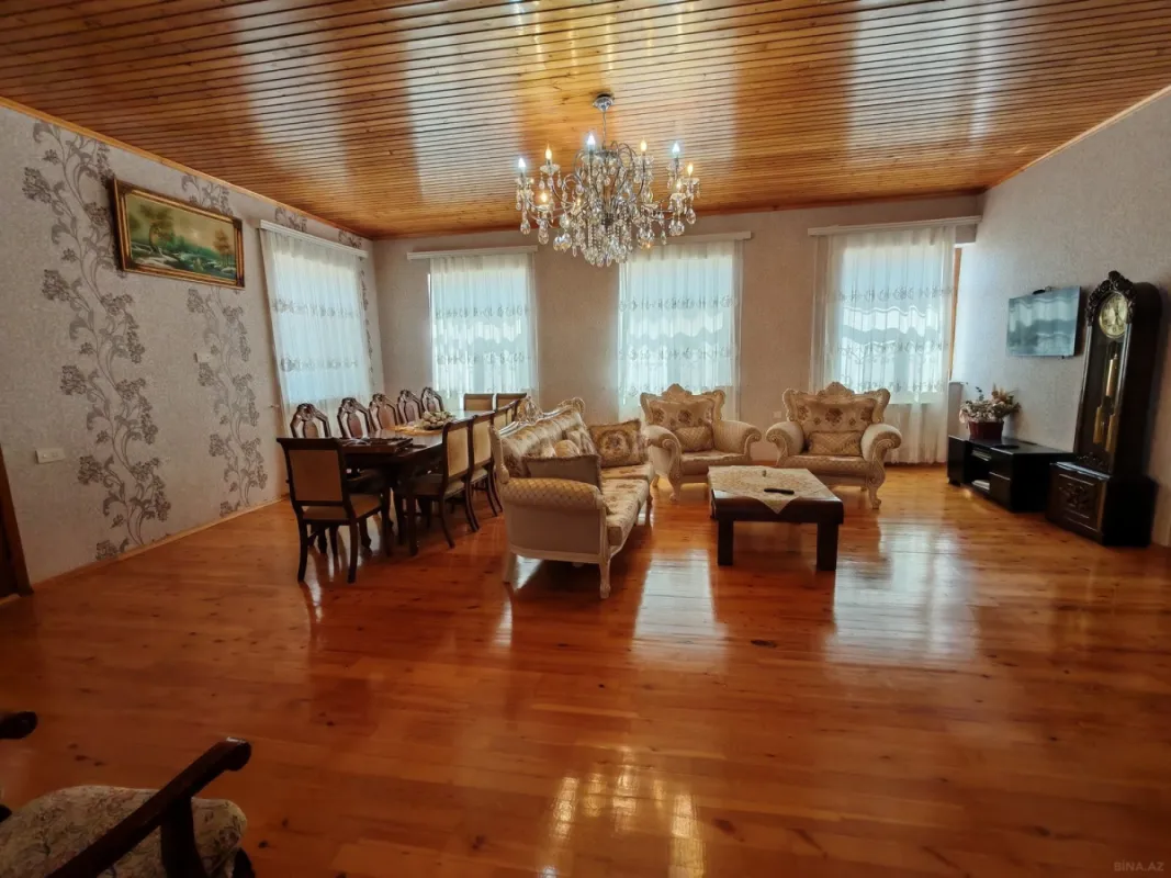 Satılır 7 otaqlı həyət evi 240 m²