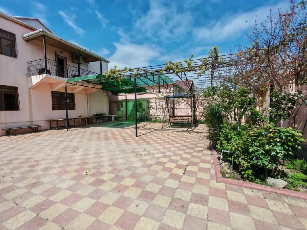 Satılır 7 otaqlı həyət evi 240 m²