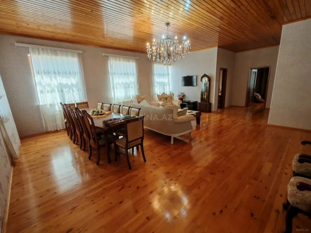 Satılır 7 otaqlı həyət evi 240 m²