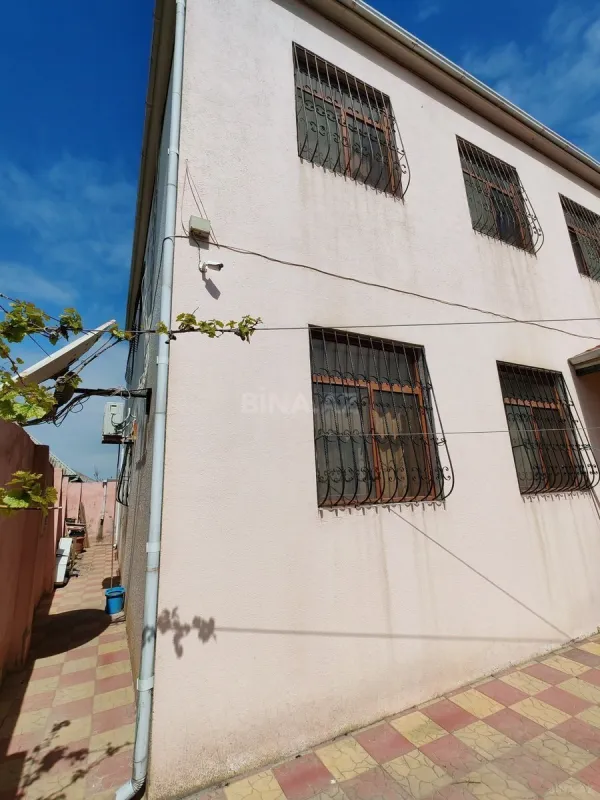 Satılır 7 otaqlı həyət evi 240 m²