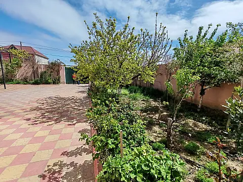 Satılır 7 otaqlı həyət evi 240 m²