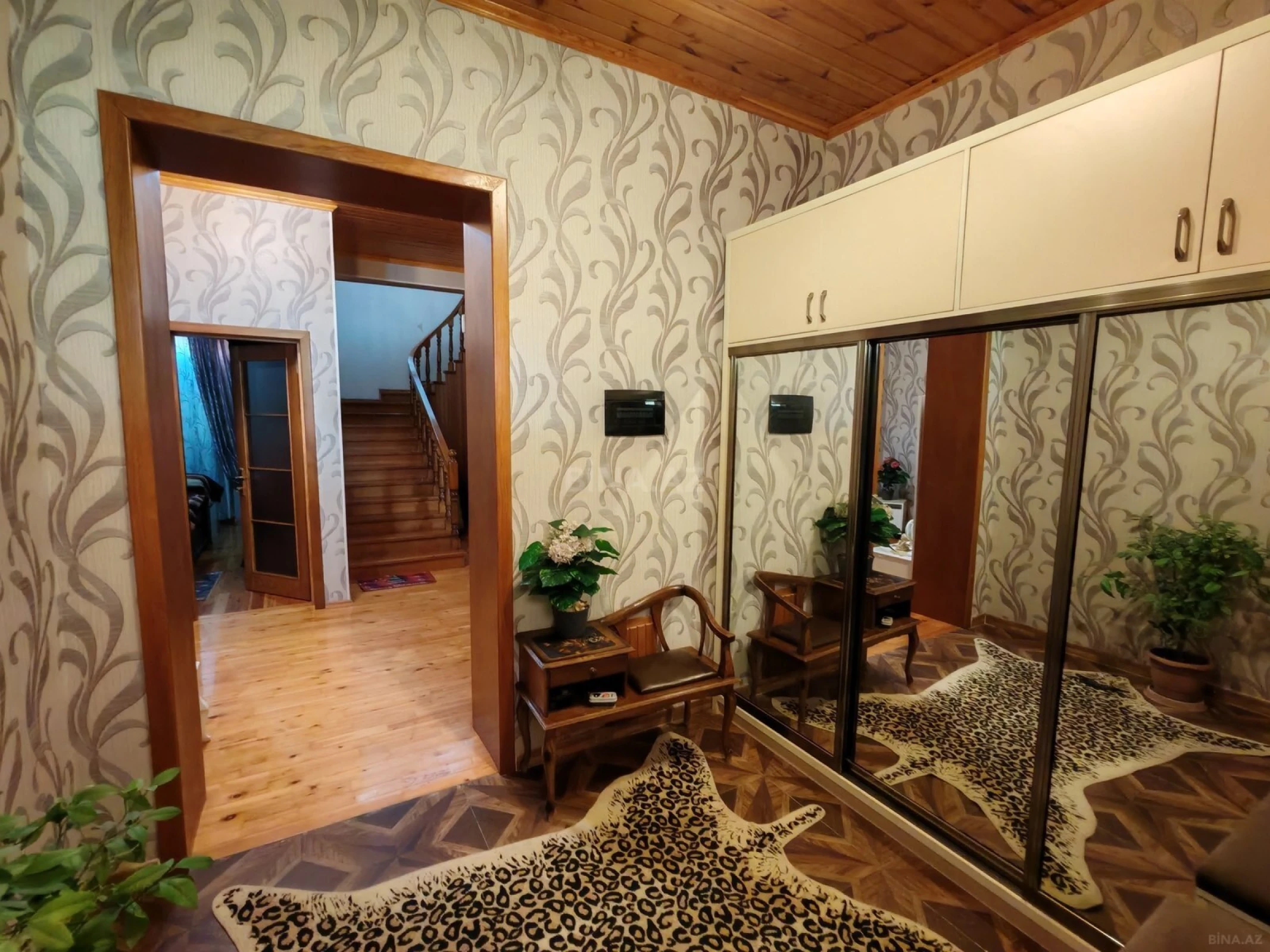 Satılır 7 otaqlı həyət evi 240 m²