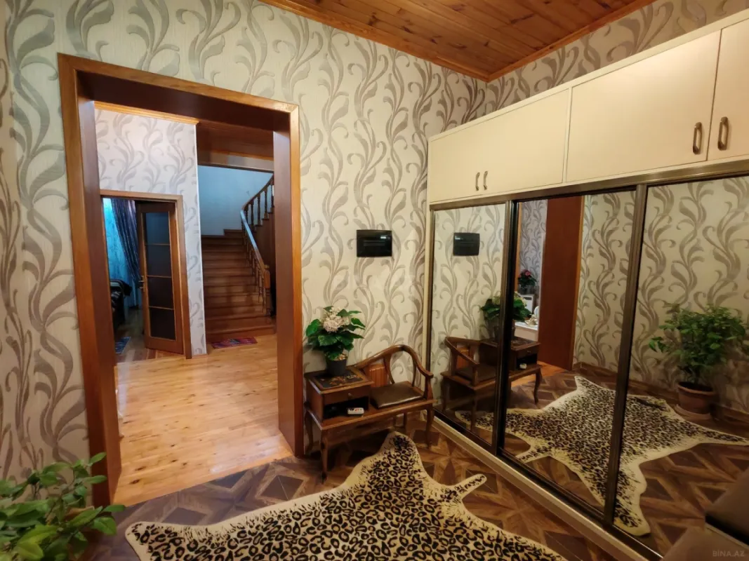 Satılır 7 otaqlı həyət evi 240 m²