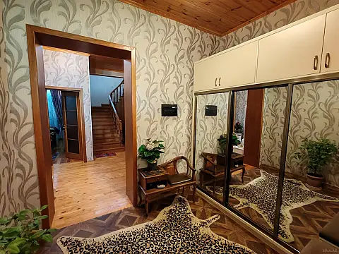 Satılır 7 otaqlı həyət evi 240 m²