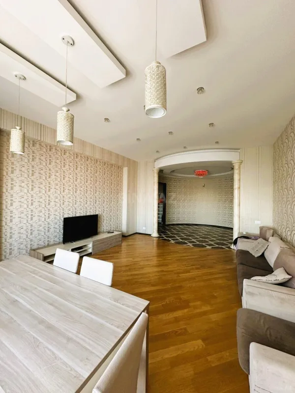 Kirayə verilir 4 otaqlı mənzil 147 m²