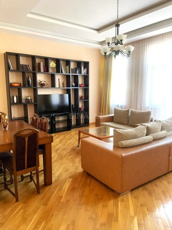 Kirayə verilir 4 otaqlı mənzil 130 m²