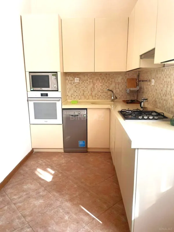 Kirayə verilir 4 otaqlı mənzil 130 m²