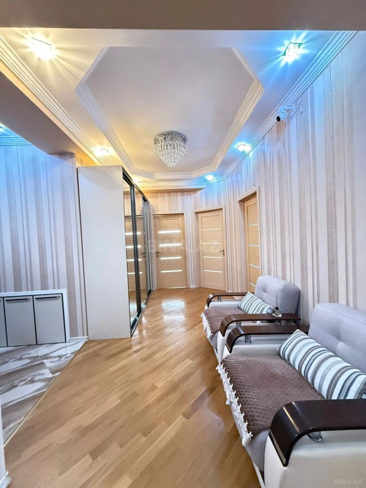 Satılır 3 otaqlı mənzil 127 m²