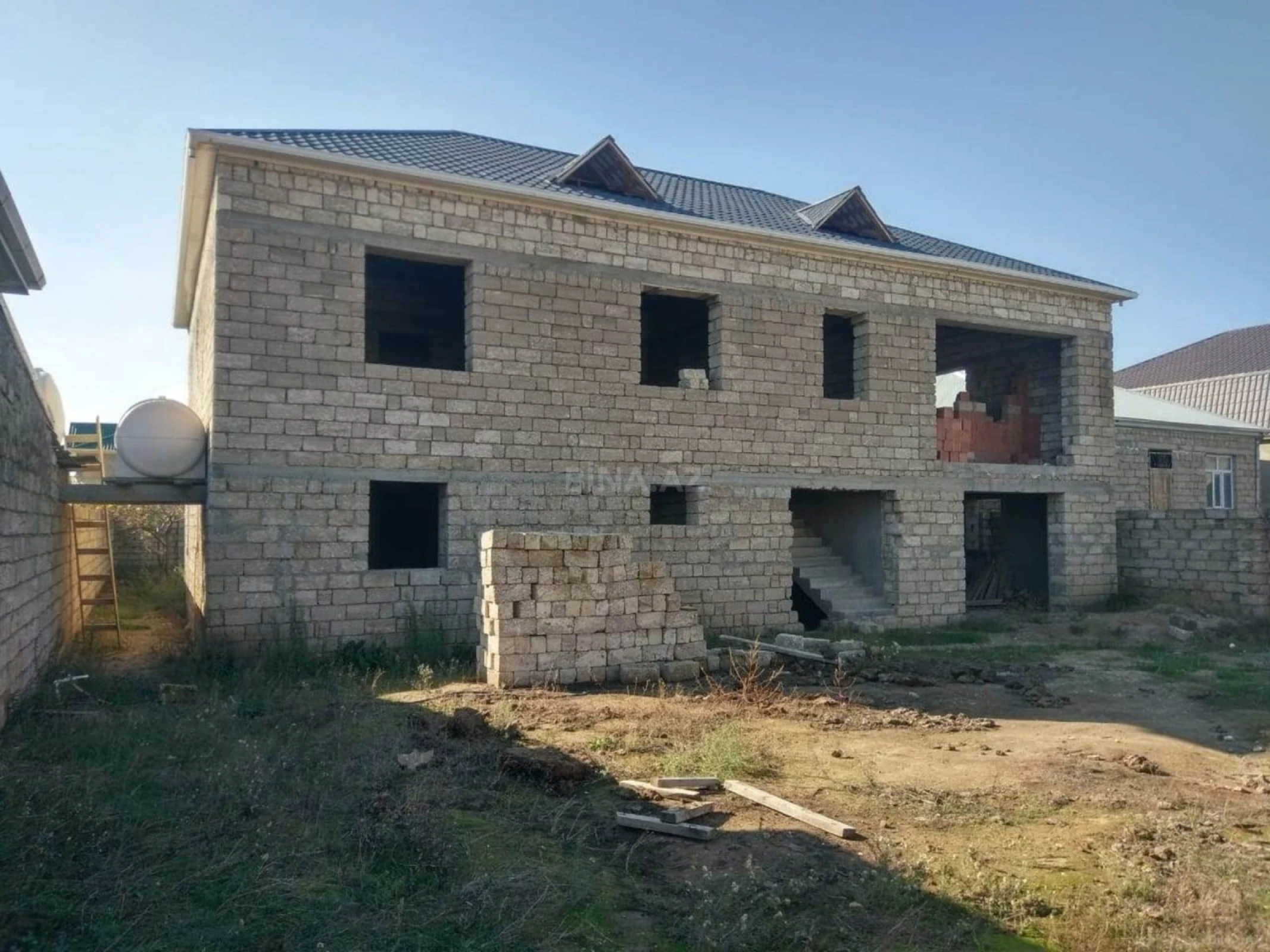 Satılır 8 otaqlı həyət evi 350 m²