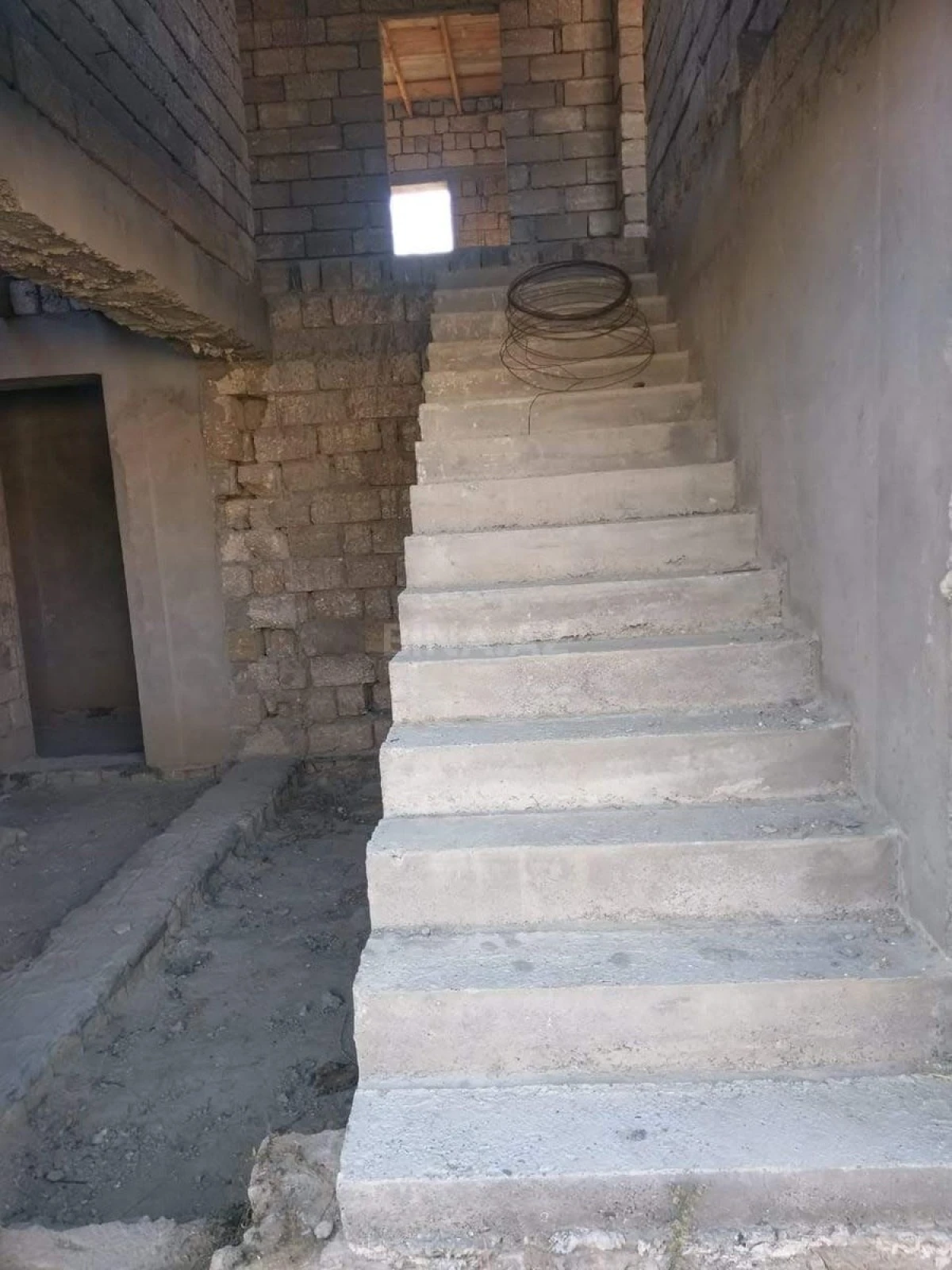 Satılır 8 otaqlı həyət evi 350 m²