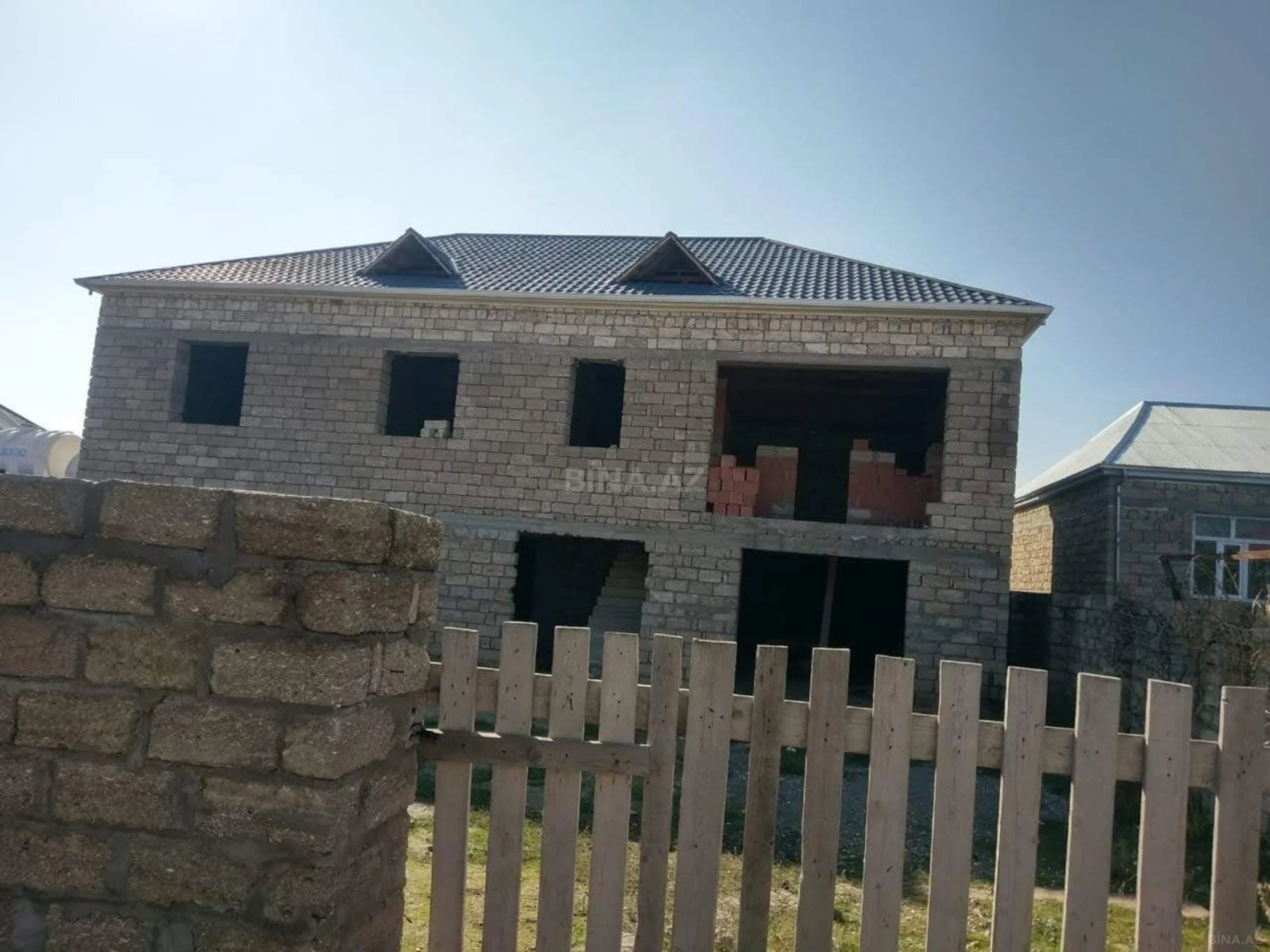 Satılır 8 otaqlı həyət evi 350 m²