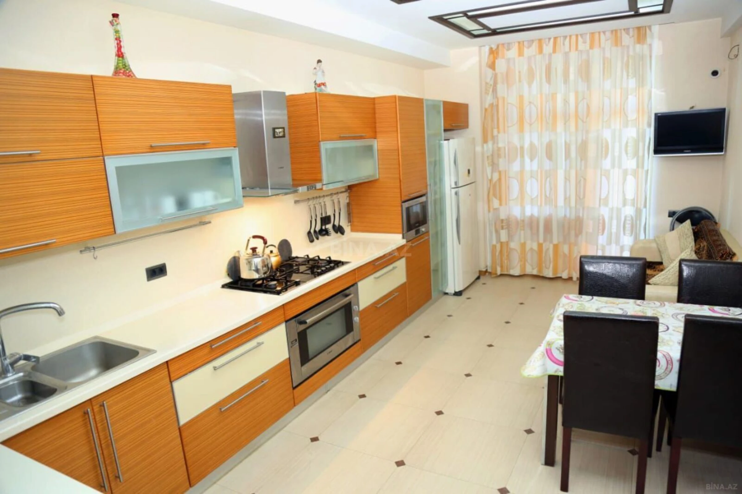 Kirayə verilir 4 otaqlı mənzil 235 m²