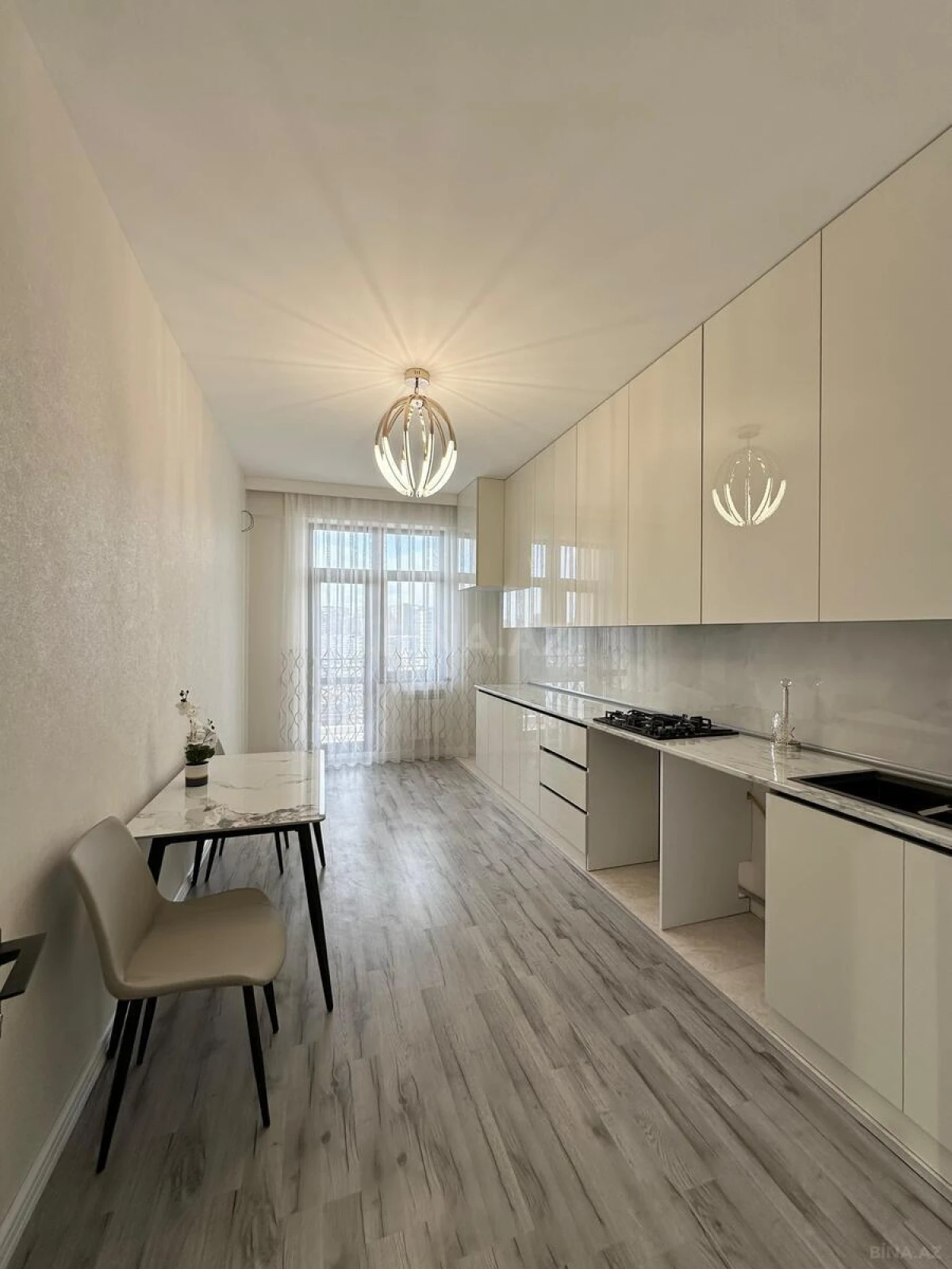 Satılır 2 otaqlı mənzil 103 m²