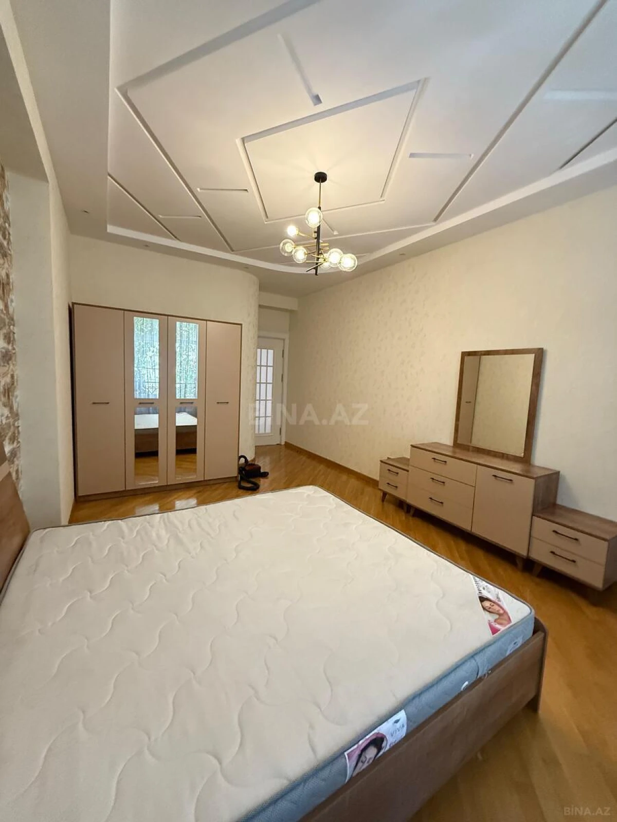 Kirayə verilir 4 otaqlı mənzil 210 m²