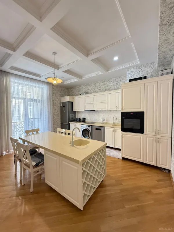 Kirayə verilir 4 otaqlı mənzil 210 m²