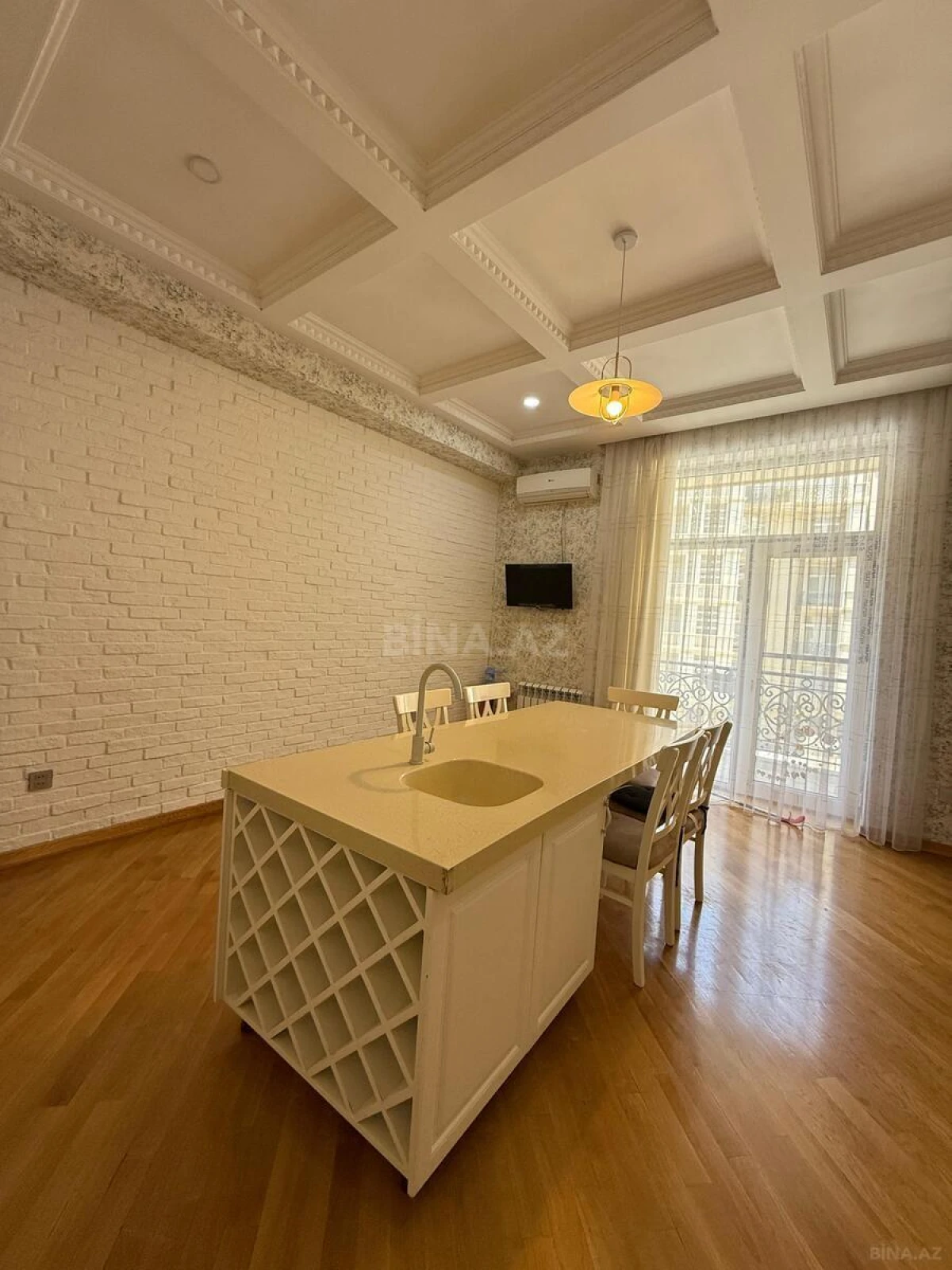 Kirayə verilir 4 otaqlı mənzil 210 m²