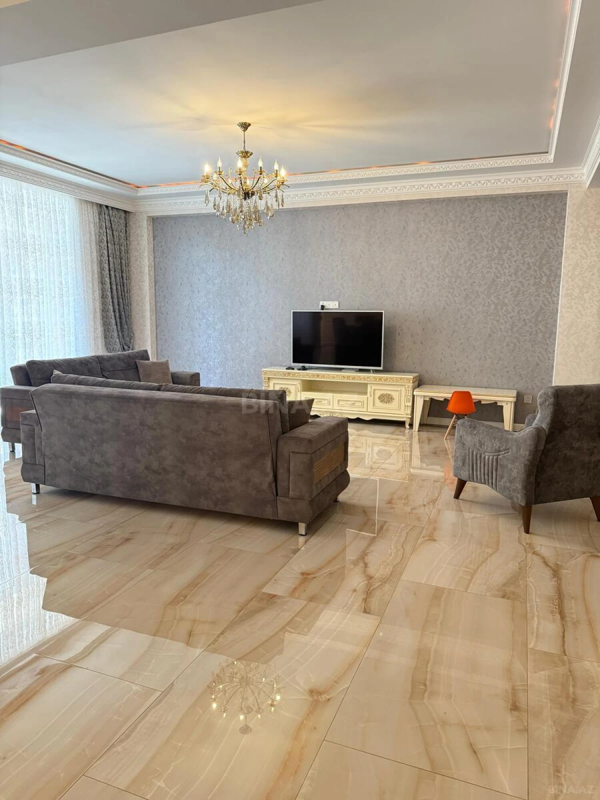 Kirayə verilir 4 otaqlı mənzil 210 m²