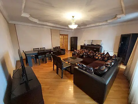 Kirayə verilir 4 otaqlı mənzil 215 m² — Bakı, Nizami 4 otaq 215.00 m²