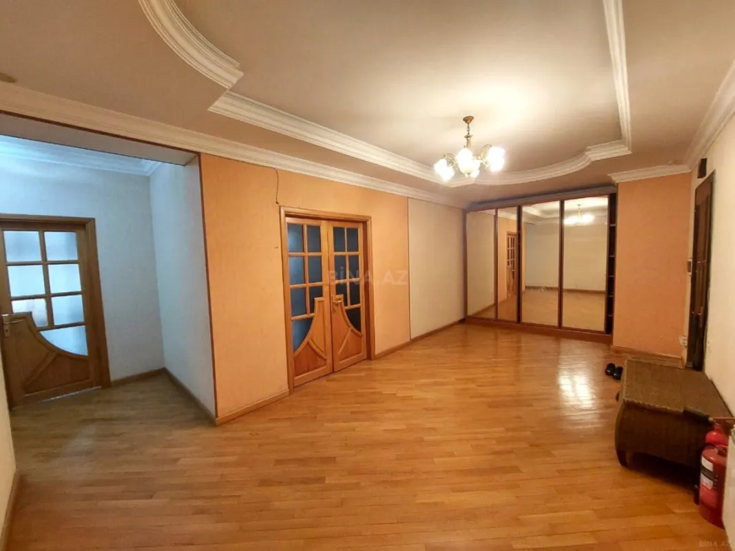 Kirayə verilir 4 otaqlı mənzil 215 m²