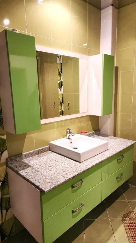 Kirayə verilir 4 otaqlı mənzil 215 m²