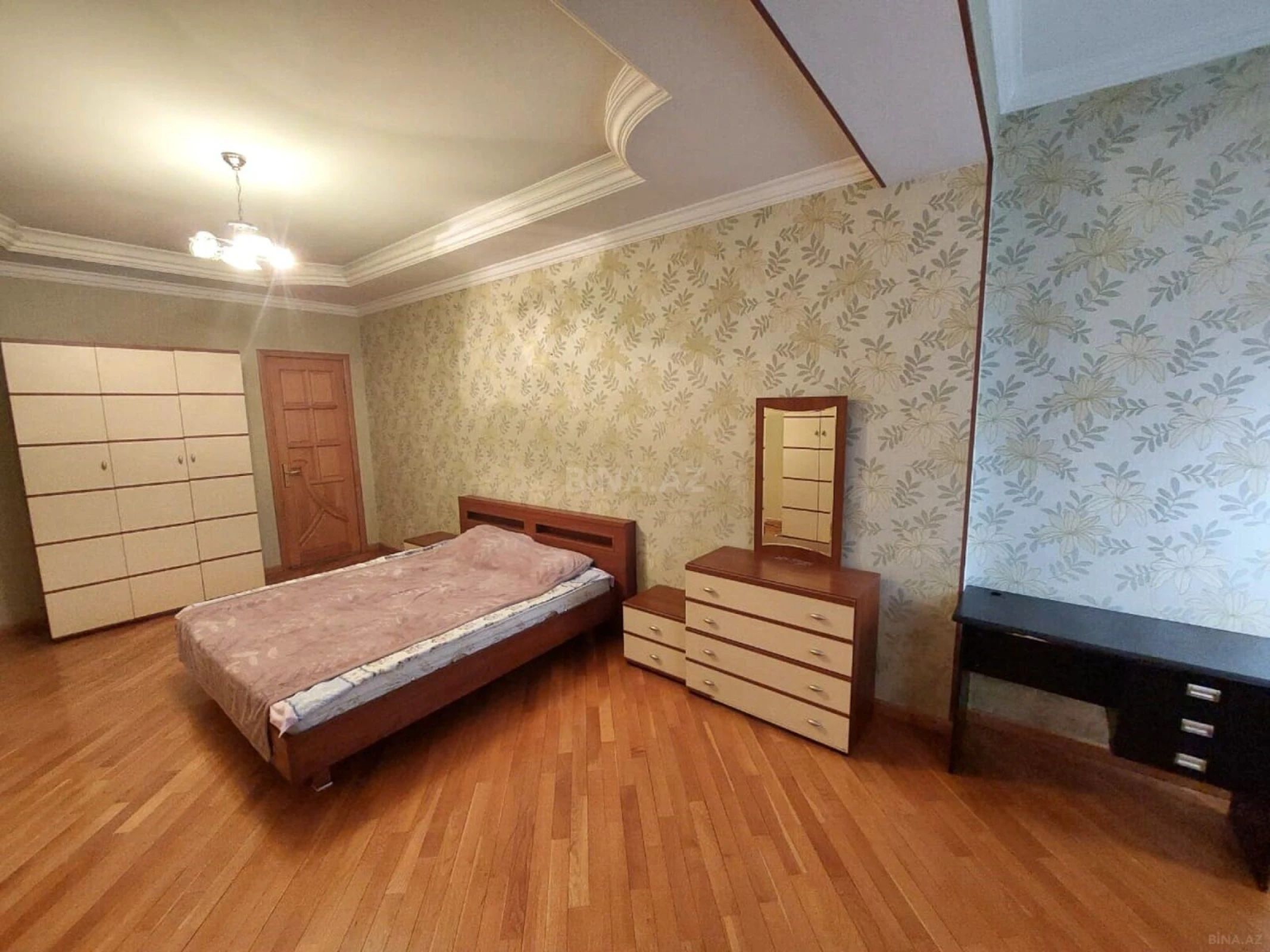 Kirayə verilir 4 otaqlı mənzil 215 m²