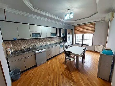 Kirayə verilir 4 otaqlı mənzil 215 m²