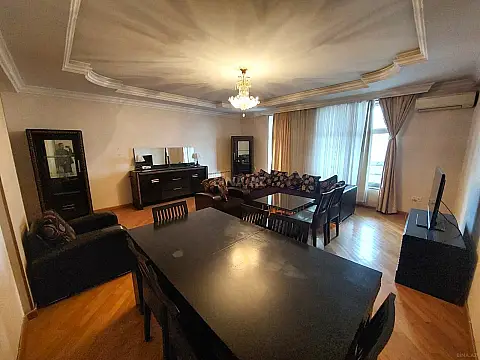 Kirayə verilir 4 otaqlı mənzil 215 m²