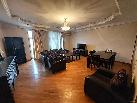 Kirayə verilir 4 otaqlı mənzil 215 m²