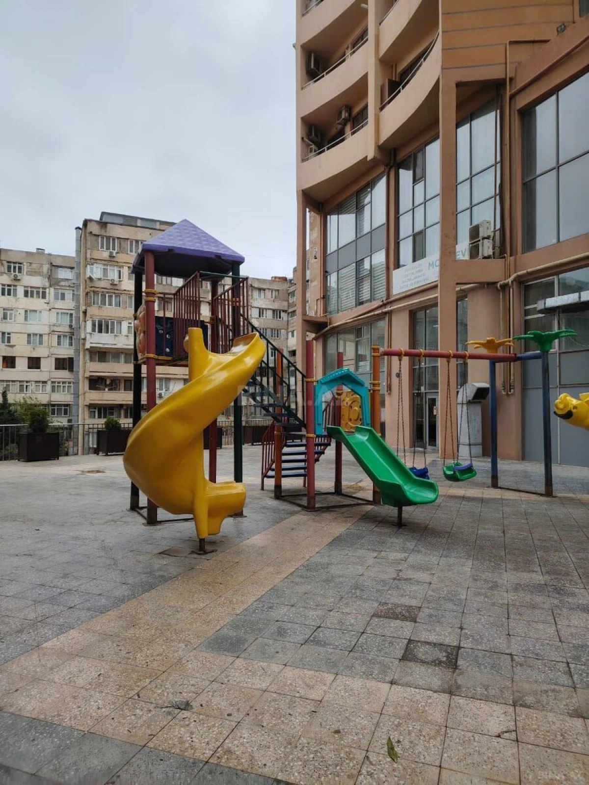 Satılır 4 otaqlı mənzil 170 m²